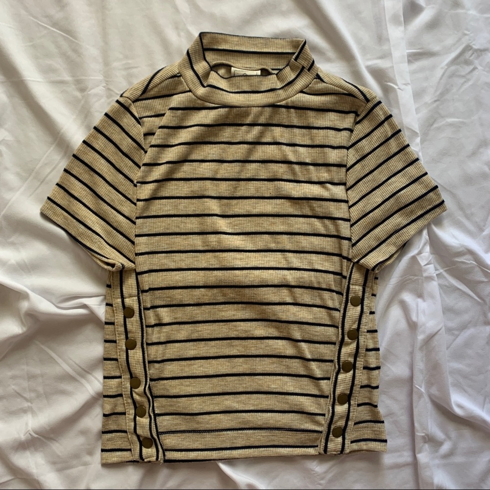 WE THE FREE SIDE BUTTON MOCK NECK CROP